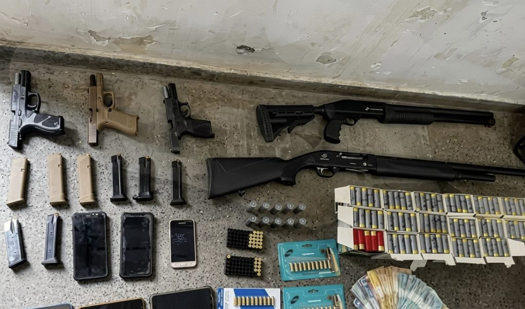 POLÍCIA ESTOURA PONTO CLANDESTINO DE COMBUSTÍVEL E APREENDE ARMAS EM ITABUNA