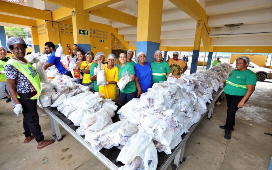 Prefeitura de Ilhéus distribui 20 toneladas de peixe para famílias em vulnerabilidade social