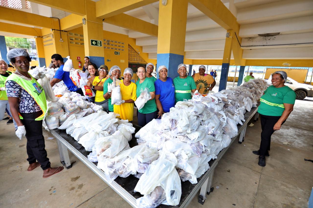 Prefeitura de Ilhéus distribui 20 toneladas de peixe para famílias em vulnerabilidade social