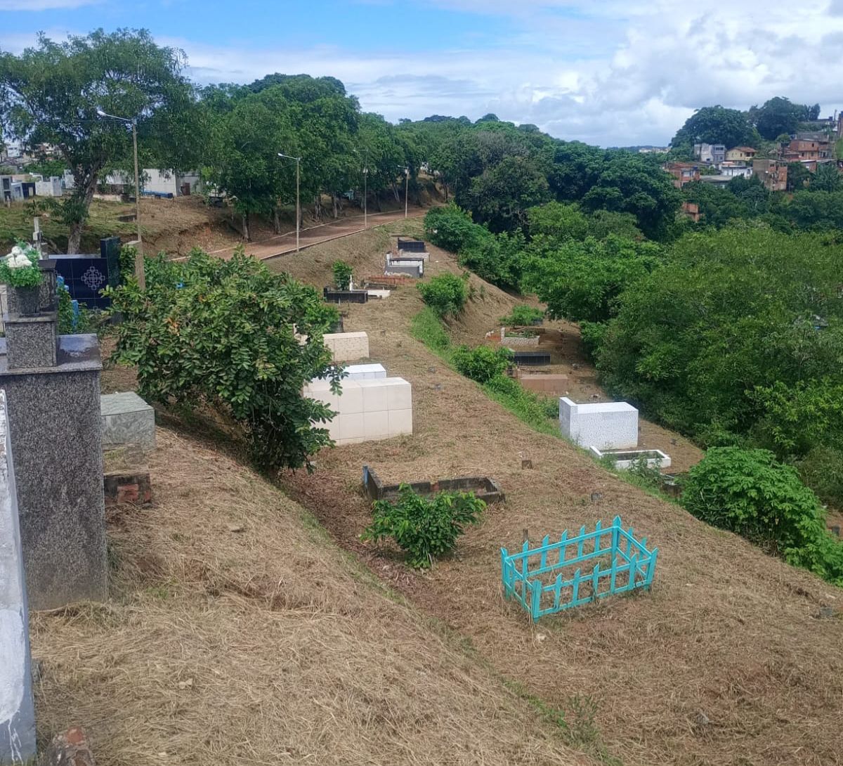 Prefeitura realiza manutenção e limpeza no Cemitério do Basílio