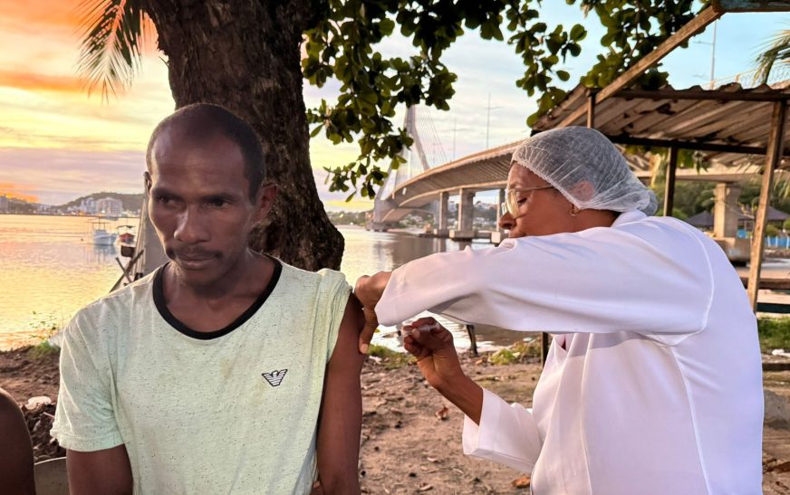 Consultório na Rua leva vacinação contra a gripe à população em situação de rua em Ilhéus