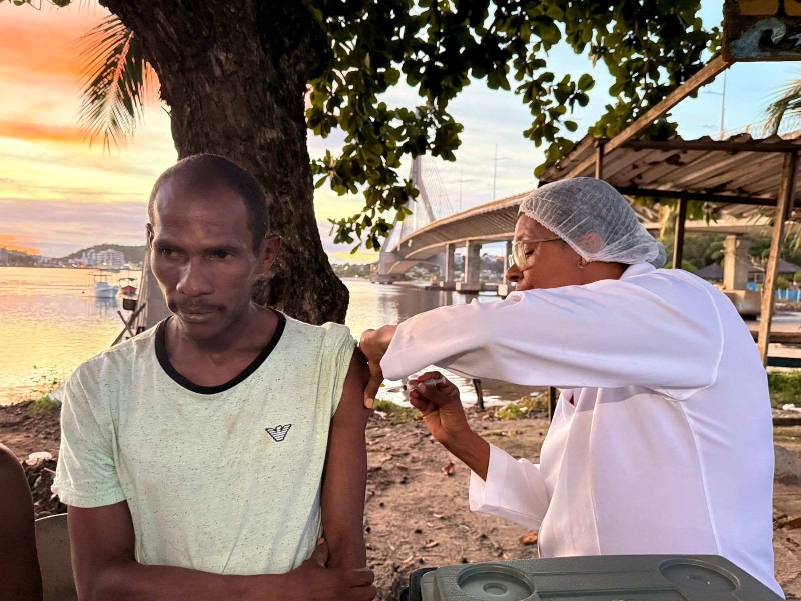 Consultório na Rua leva vacinação contra a gripe à população em situação de rua em Ilhéus