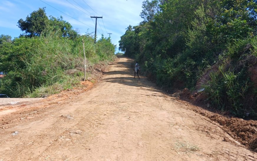 Estrada Olivença–Sapucaeira recebe encascalhamento e garante melhor acesso à comunidade
