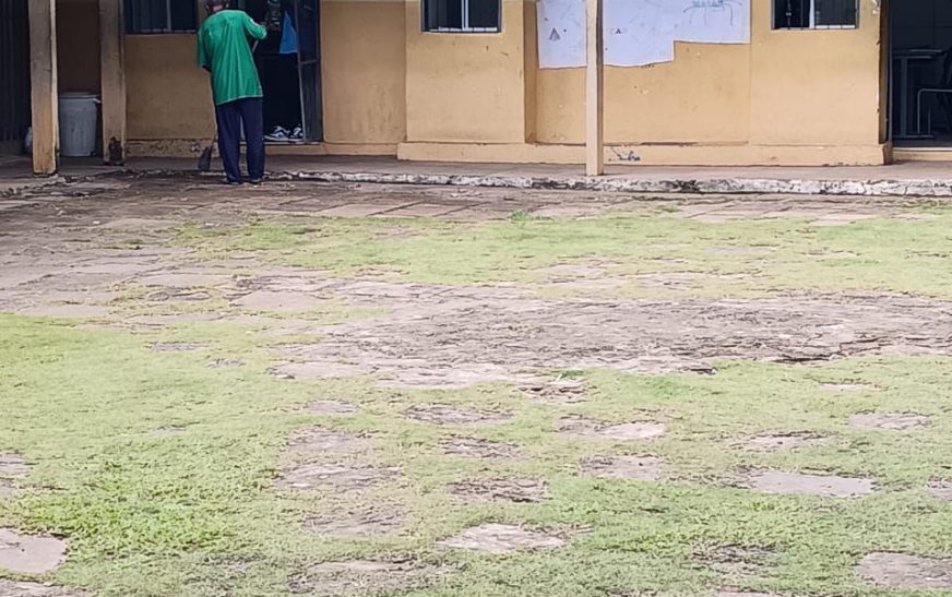 Escola do Banco da Vitória recebe serviços de manutenção da área externa