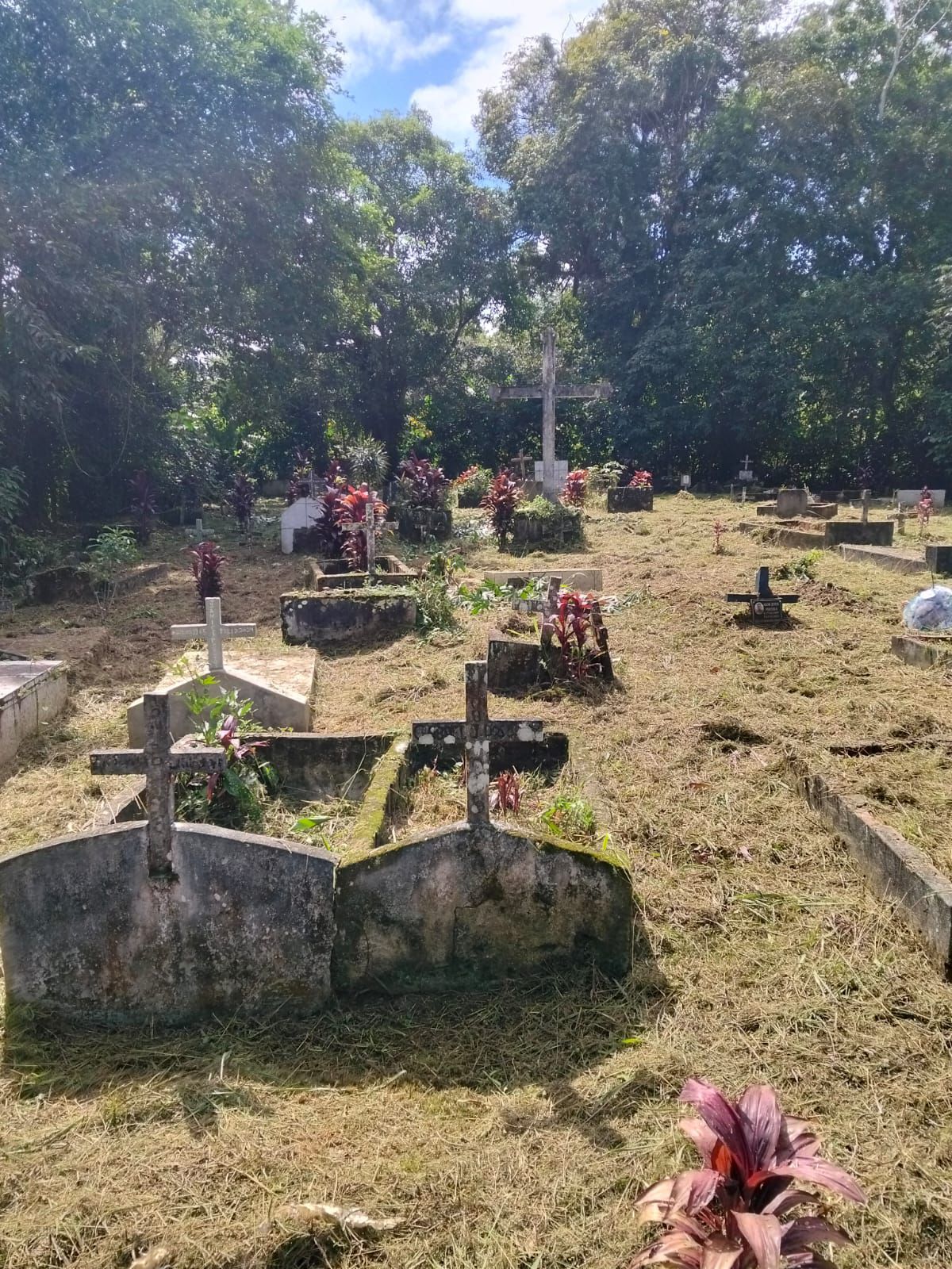 Prefeitura realiza limpeza e roçagem nos cemitérios do Banco do Pedro e Rio do Engenho  
