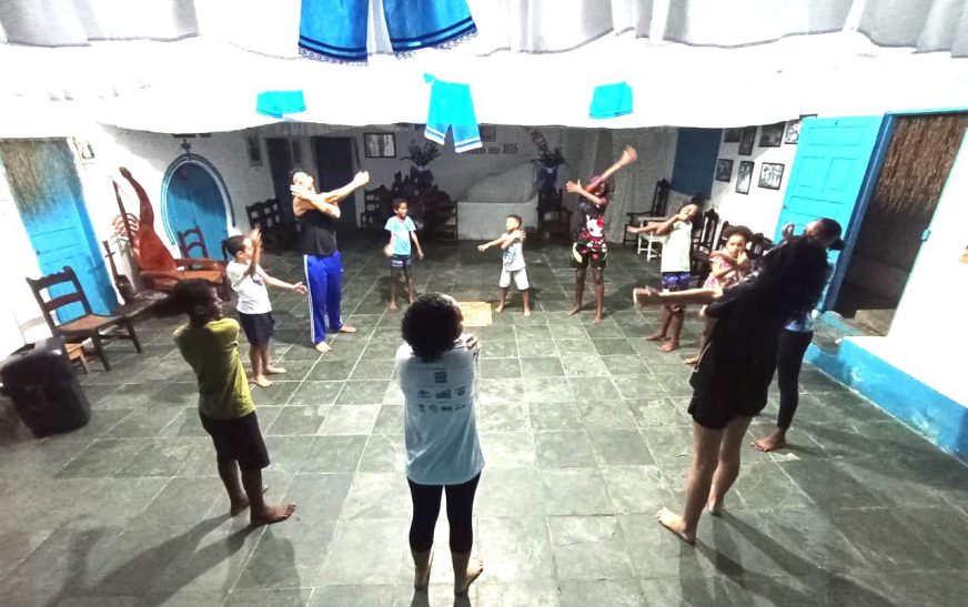 Teatro Popular de Ilhéus realiza oficinas gratuitas para adolescentes no bairro da Conquista