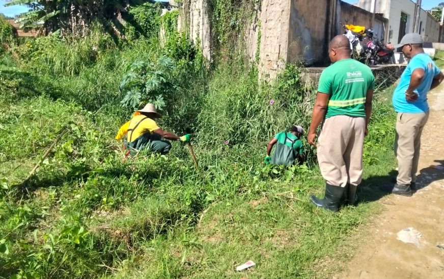 Prefeitura de Ilhéus realiza limpeza de canal no Santo Antônio de Pádua