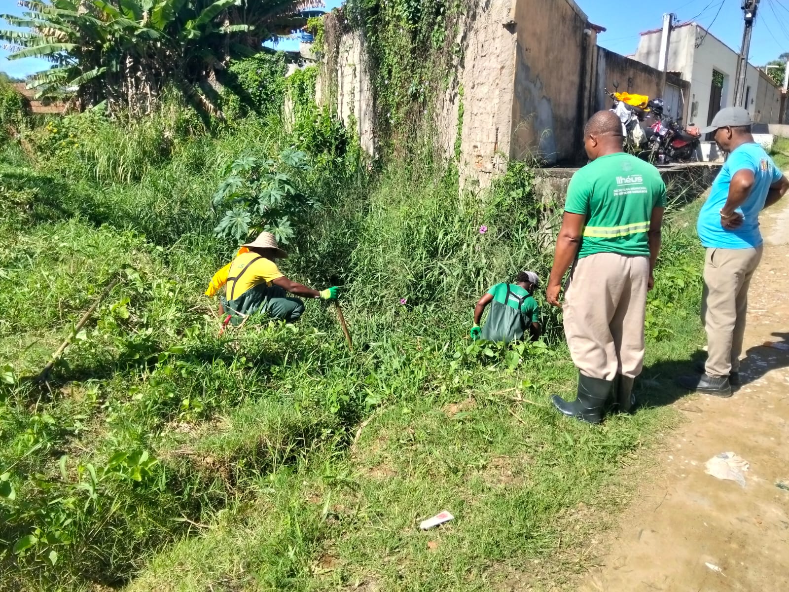 Prefeitura de Ilhéus realiza limpeza de canal no Santo Antônio de Pádua