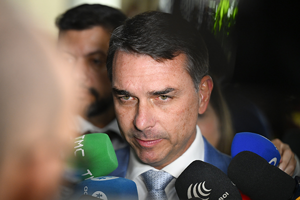 Produtora de filme sobre Bolsonaro nega ter recebido aporte de Vorcaro, apesar de Flávio confirmar pedido