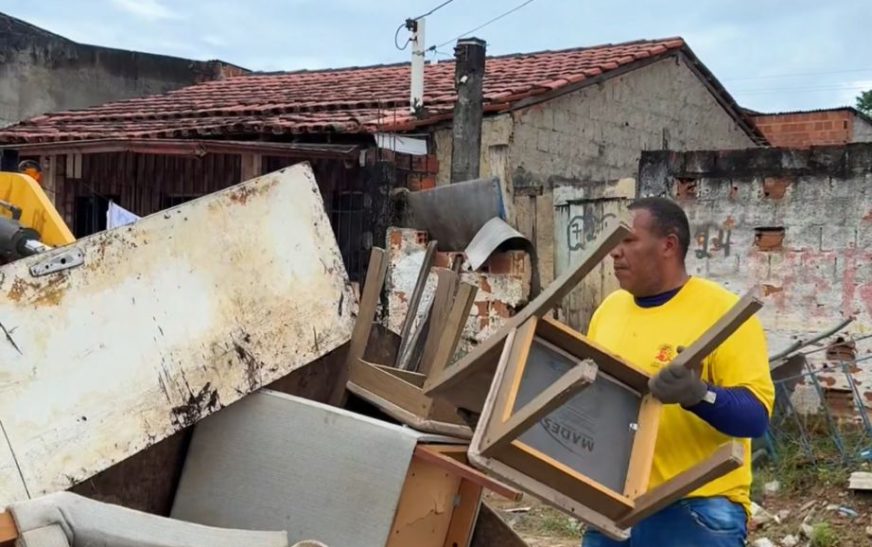 Prefeitura de Ilhéus realiza coleta de móveis em desuso no Nelson Costa