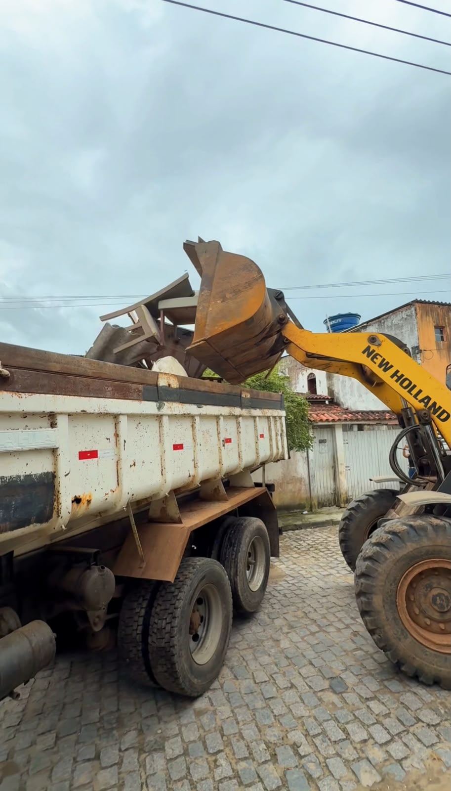 Prefeitura de Ilhéus realiza coleta de móveis e eletrodomésticos descartados no Hernani Sá