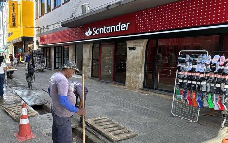 Prefeitura realiza limpeza preventiva de canaletas no Calçadão da Rua Marquês de Paranaguá