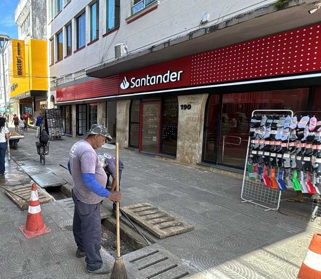 Prefeitura realiza limpeza preventiva de canaletas no Calçadão da Rua Marquês de Paranaguá