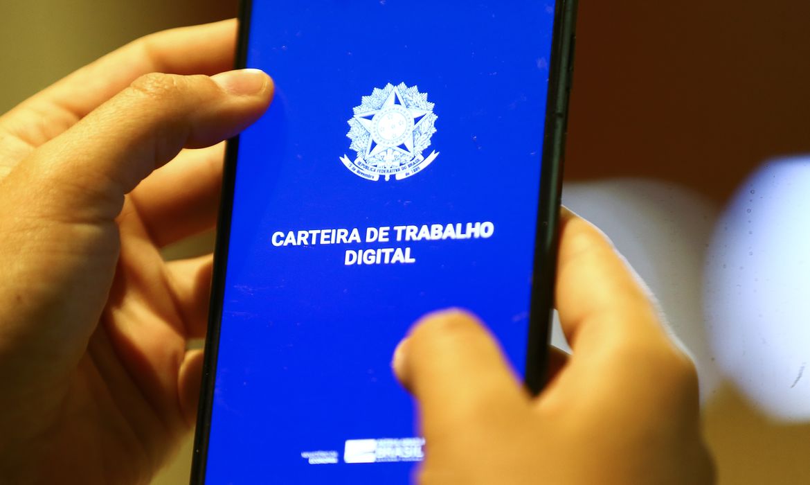 Desemprego fica em 5,6% e tem menor taxa até maio na série histórica