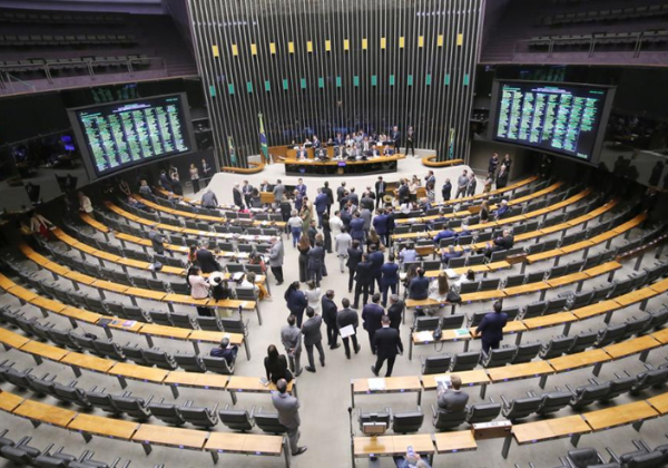 CCJ aprova PEC que extingue aposentadoria compulsória como punição para juízes