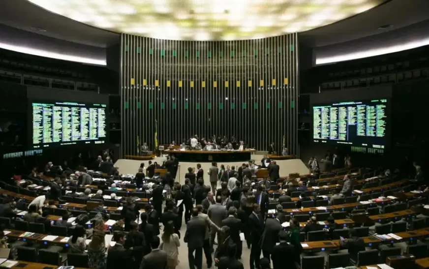 Projeto de lei cria disputa entre sindicatos e associações por representação de servidores