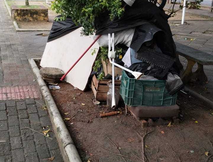 Prefeitura realiza ação para retirar acampamento irregular na Praça Santa Rita