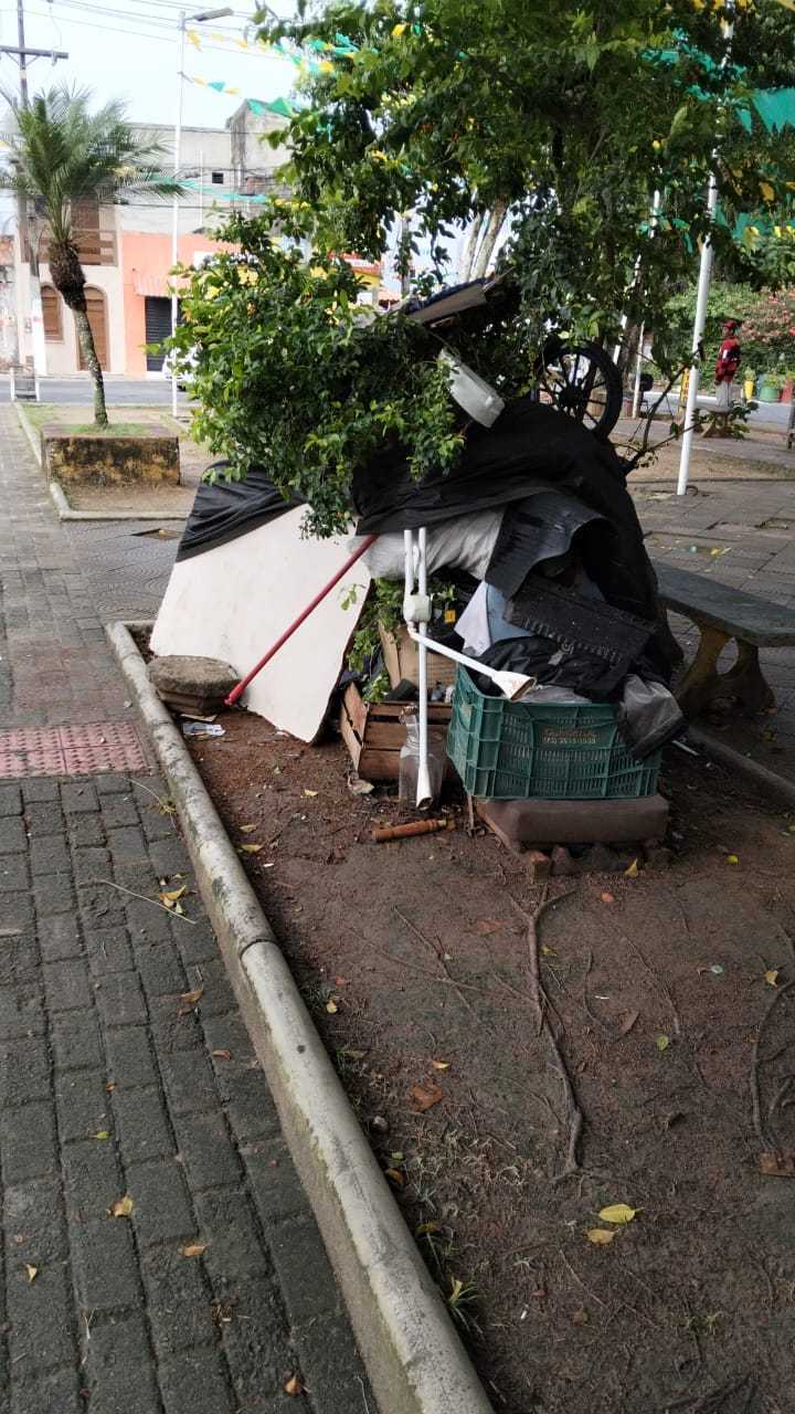 Prefeitura realiza ação para retirar acampamento irregular na Praça Santa Rita