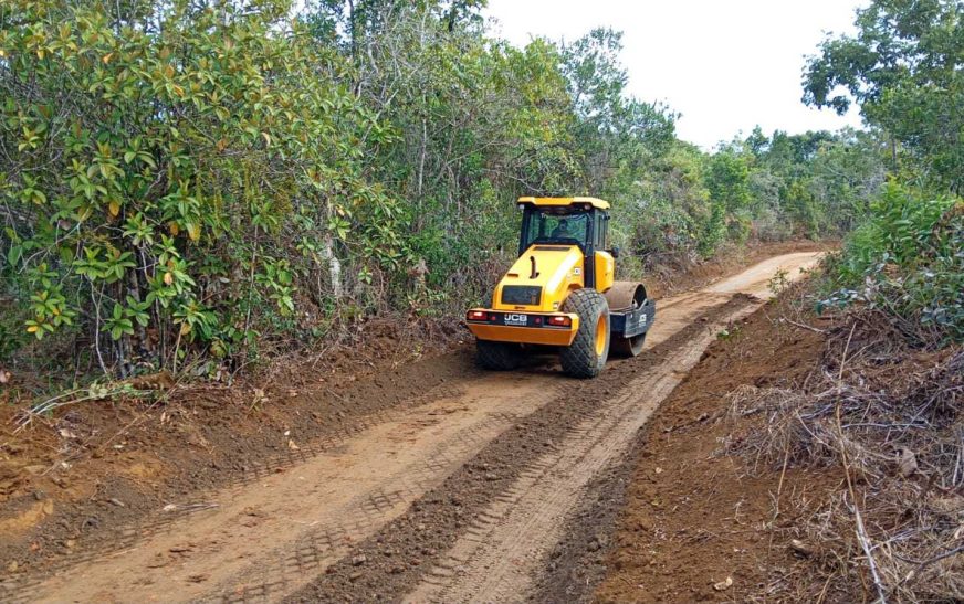 Prefeitura realiza patrolamento e encascalhamento na região do Aderno
