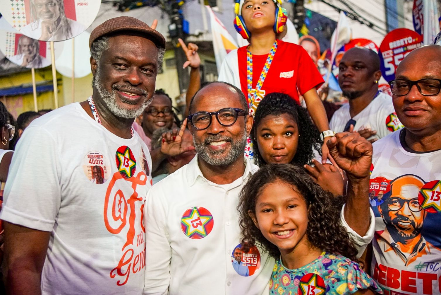 Bebeto participa de caminhada com Lula no bairro da Liberdade, em Salvador