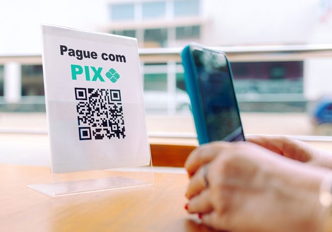 BCB altera regras do Pix para incluir cobrança híbrida e Pix Automático em conta-salário