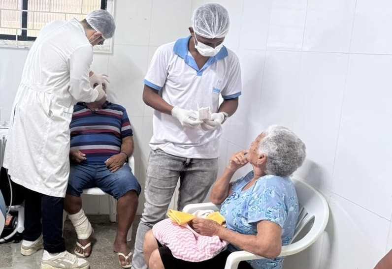 Novas próteses dentárias são entregues em Ilhéus