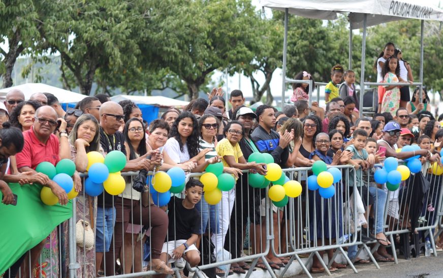 Cerca de 7 mil pessoas participam do desfile cívico em Ilhéus