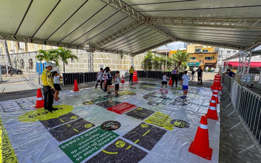 Circuito Itinerante de Trânsito recebe escolas na Praça da Catedral, em Ilhéus