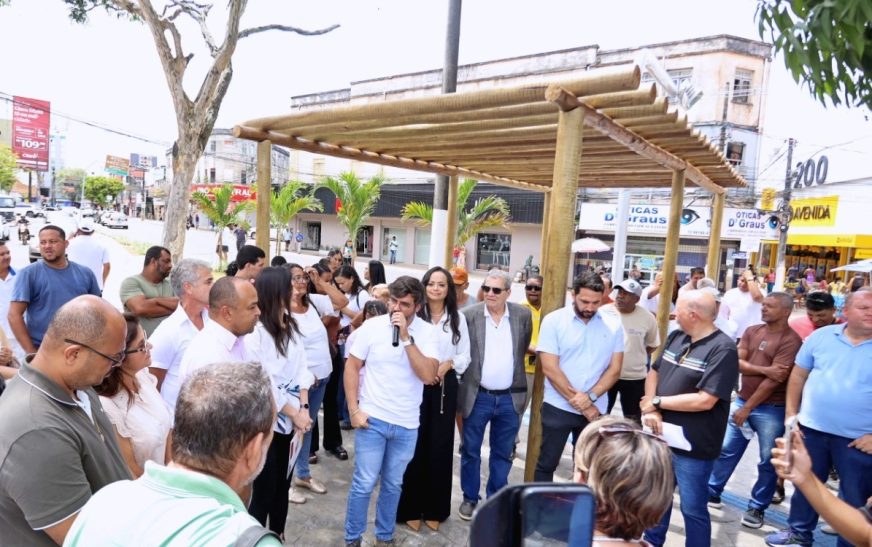 Canteiro central da Praça Cairu é entregue após obras de requalificação