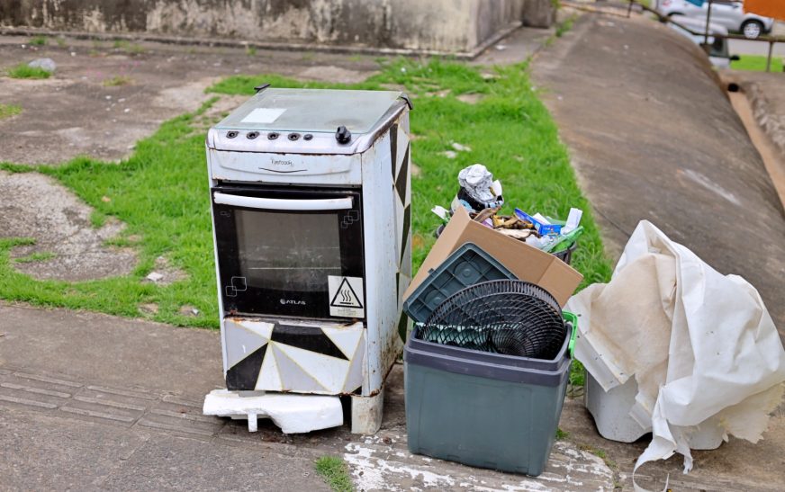 Prefeitura de Ilhéus amplia ações de limpeza urbana com criação do Programa Municipal Cata-Treco