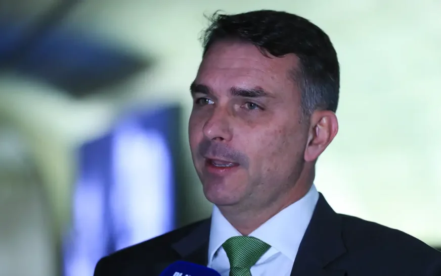 Mendonça incluiu Flávio Bolsonaro como investigado no caso Dark Horse