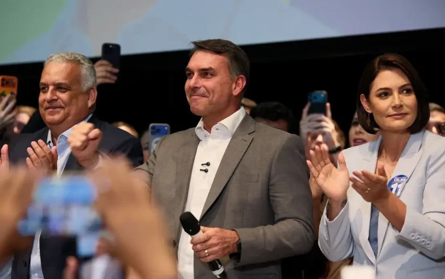 Flávio Bolsonaro recebe apoio de partidos e fala em mudar Constituição