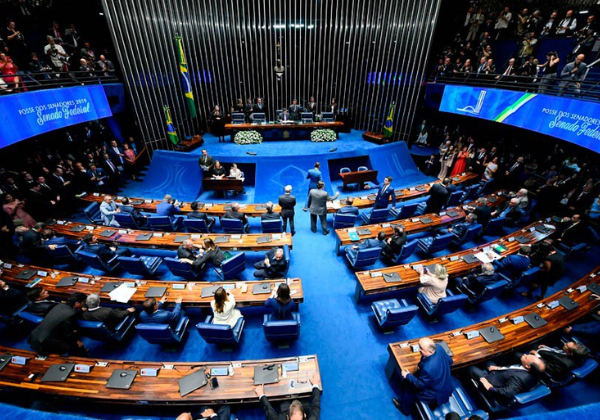 Oposição tenta adiar PEC do fim da escala 6×1 no Senado