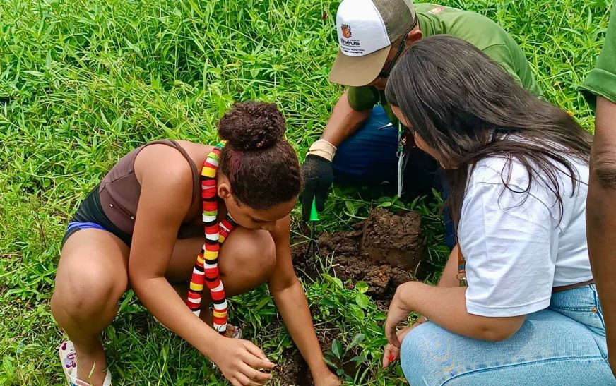 Plantio de árvores leva educação ambiental aos grupos do SCFV do CRAS Salobrinho